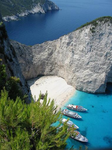 Pohled na pláž Navagio z vyhlídkové plošiny