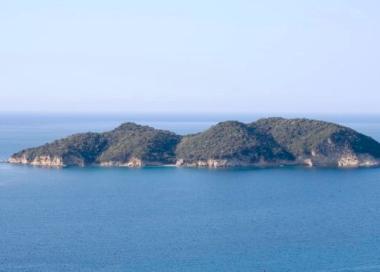 Zakynthos a nedaleký ostrůvek Pelouzo